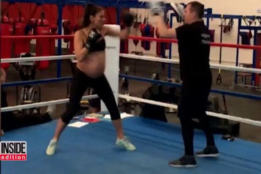 Mẹ bầu 9 tháng đấm bốc