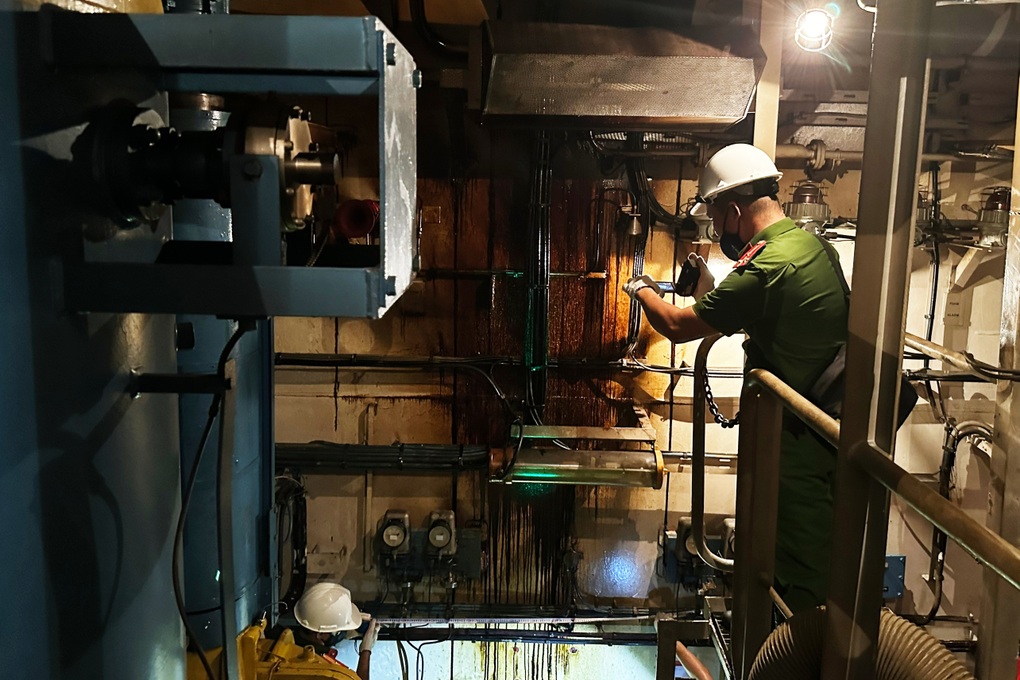 Bên trong tàu chở dầu xảy ra nổ làm 9 người bỏng nặng - 4 Bên trong tàu chở dầu xảy ra nổ làm 9 người bỏng nặng - 4