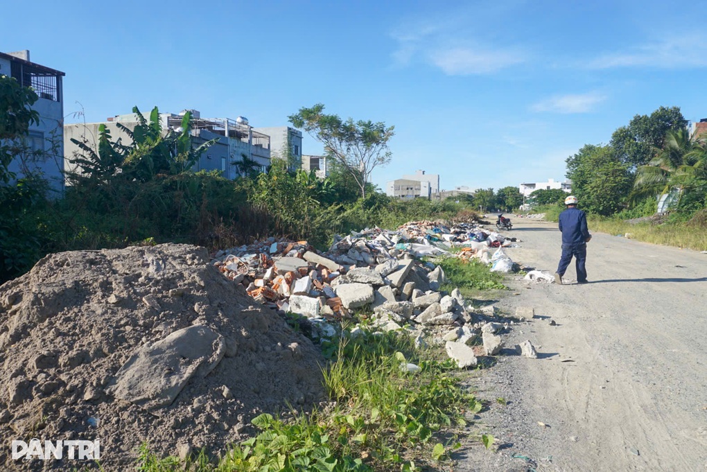 Ngán ngẩm cảnh đất trống thành “núi” xà bần lộ thiên tại Đà Nẵng - 3