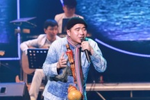 Ca sĩ A Páo: "Âm nhạc là món quà gửi tặng những người phụ nữ tần tảo"