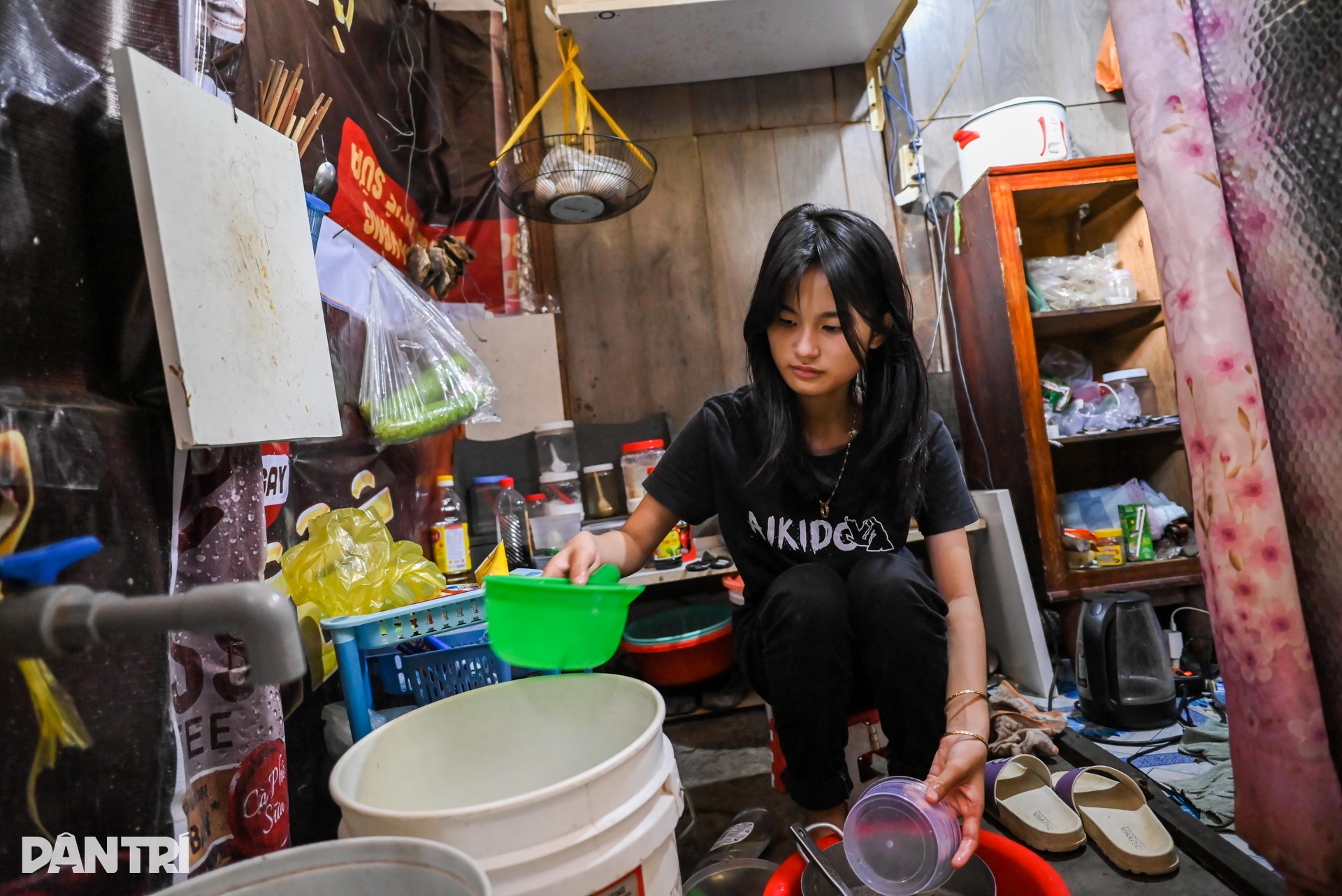 Cuộc sống tạm bợ trong những căn nhà ven kênh ở TPHCM - 10 Cuộc sống tạm bợ trong những căn nhà ven kênh ở TPHCM - 10