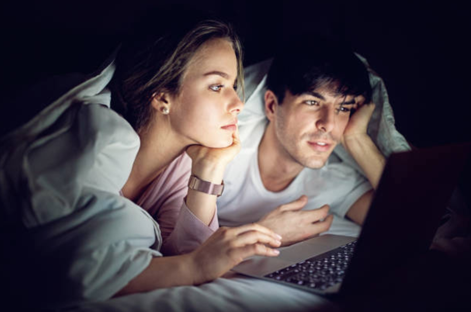 Chồng muốn chúng tôi cùng xem phim nóng, tôi chưa đủ với anh ấy sao... - 1 Chồng muốn chúng tôi cùng xem phim nóng, tôi chưa đủ với anh ấy sao... - 1