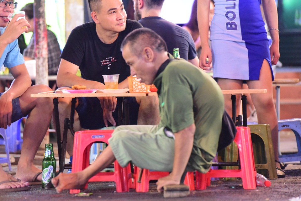 Sát giờ đóng cửa chống Covid-19, phố bia Tạ Hiện vẫn tưng bừng, nhộn nhịp - 7 Sát giờ đóng cửa chống Covid-19, phố bia Tạ Hiện vẫn tưng bừng, nhộn nhịp - 7