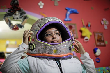 Cô gái 17 tuổi phát triển ứng dụng giúp chị gái khiếm thính giao tiếp