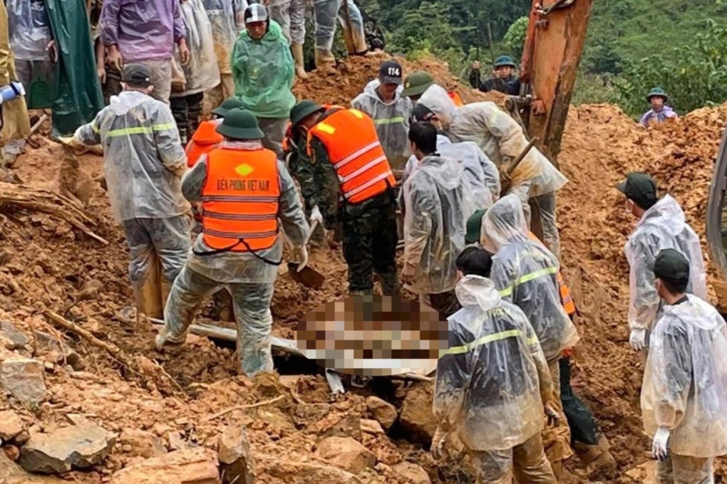 Vụ 4 người bị vùi lấp ở Tuyên Quang: Tìm thấy nạn nhân đầu tiên - 1 Vụ 4 người bị vùi lấp ở Tuyên Quang: Tìm thấy nạn nhân đầu tiên - 1