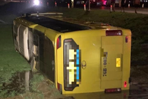 Xe khách lật đêm 29 Tết, hàng chục người tìm cách thoát thân