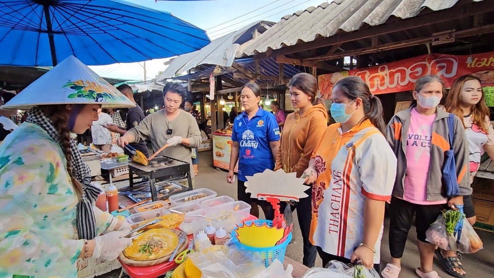 Chàng trai Việt ở rể Thái Lan, cùng mẹ vợ bán bánh tráng nướng đắt khách - 5 Chàng trai Việt ở rể Thái Lan, cùng mẹ vợ bán bánh tráng nướng đắt khách - 5