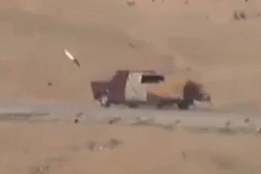 Ấn tượng khoảnh khắc xe bom tự sát của IS trúng tên lửa nổ tung