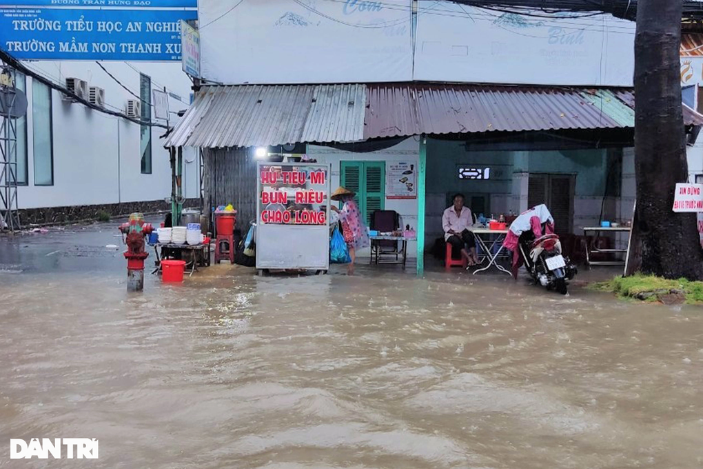 Nhiều tuyến đường bị ngập vì triều cường dâng cao sớm kèm mưa lớn - 6 Nhiều tuyến đường bị ngập vì triều cường dâng cao sớm kèm mưa lớn - 6
