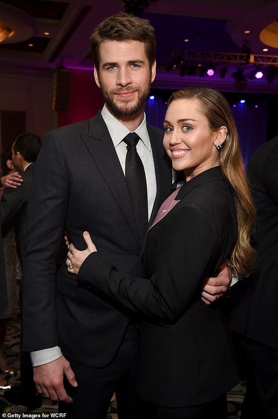 Liam Hemsworth tình tứ hôn bạn gái mới - 10 Liam Hemsworth tình tứ hôn bạn gái mới - 10