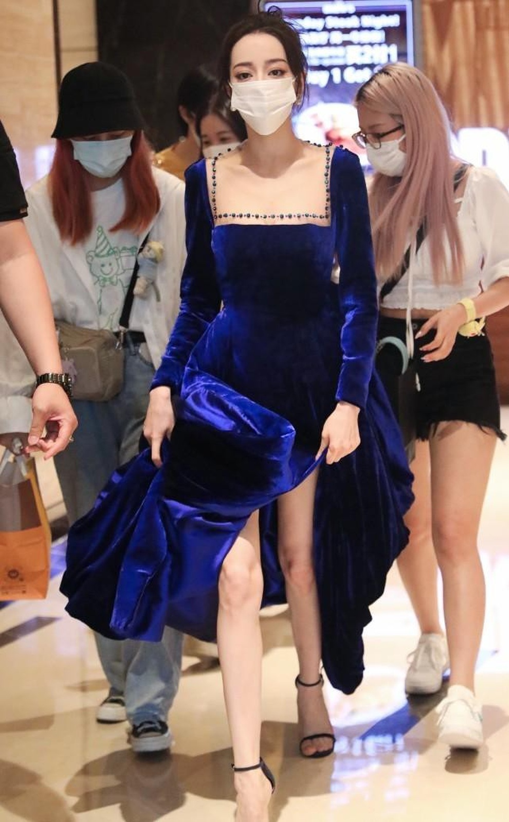 View - Video gợi cảm hút hơn 12 triệu người xem của mỹ nhân Địch Lệ Nhiệt Ba | Báo Dân trí