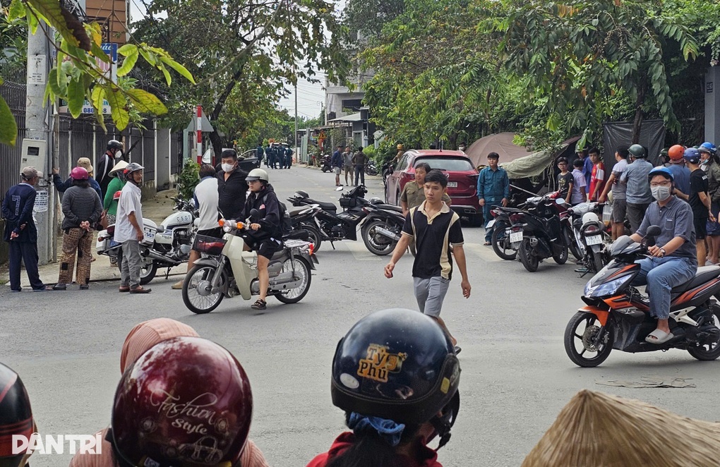 Thi thể cô gái bốc mùi trong cốp ô tô đậu ven đường ở TPHCM - 2 Thi thể cô gái bốc mùi trong cốp ô tô đậu ven đường ở TPHCM - 2