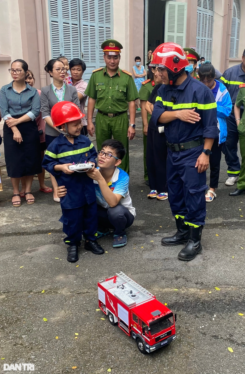 Mẹ suy tim nghẹn cười khi con trai ung thư máu được công an tặng điều ước - 4 Mẹ suy tim nghẹn cười khi con trai ung thư máu được công an tặng điều ước - 4