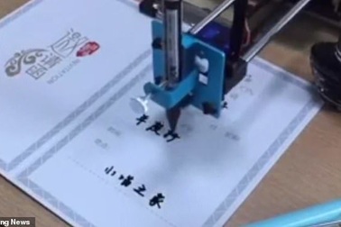 Mua robot làm bài về nhà, bé gái Trung Quốc chưa kịp “nhàn” đã bị phát hiện