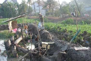 Vỡ đê, 100 nhà dân ngập trong nước