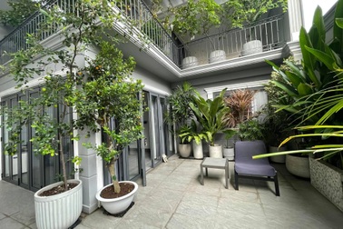 Mát mắt với nhà phố ở Sài Gòn ngập cây xanh, trĩu trịt hoa trái