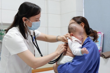 Cảnh báo: Nhiều trẻ viêm đường hô hấp bị bội nhiễm vì gia đình tự điều trị