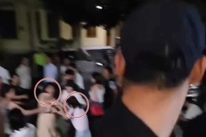 Mulher causa caos em leilão de terrenos na sede da prefeitura - 1 Người phụ nữ làm náo loạn trong buổi đấu giá đất ở trụ sở thị trấn - 1