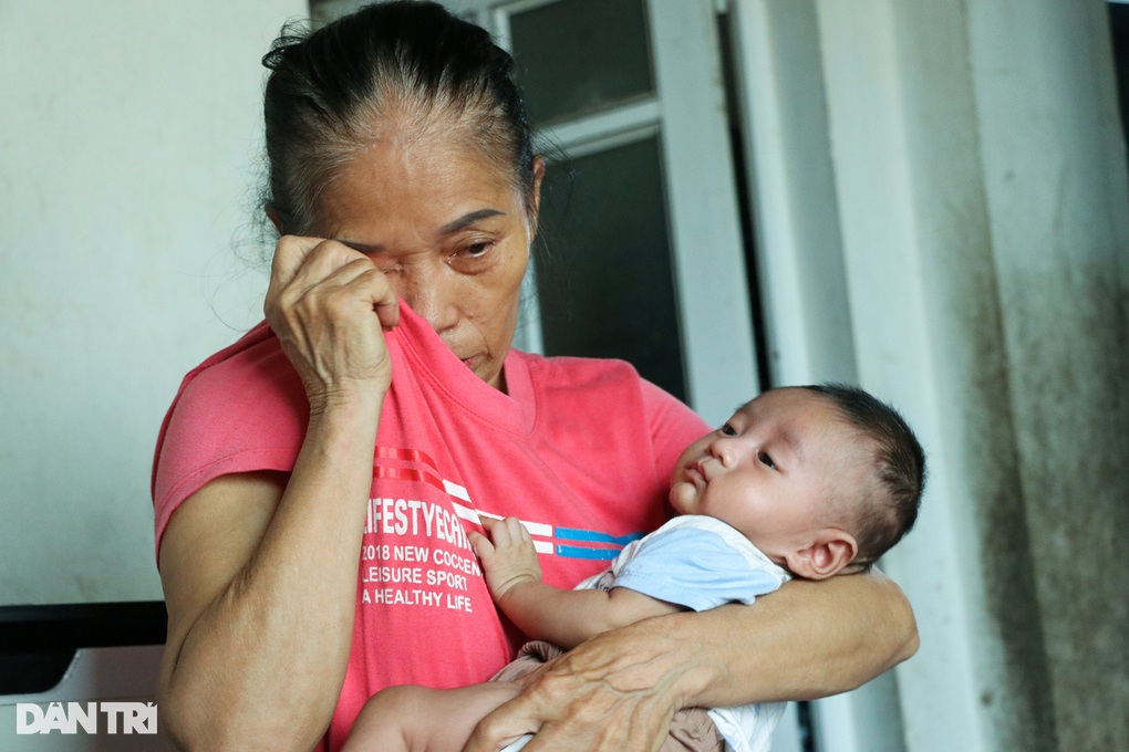 Mẹ khiếm thị phù não, bé 2 tháng tuổi khản cổ khóc đòi sữa - 5 Mẹ khiếm thị phù não, bé 2 tháng tuổi khản cổ khóc đòi sữa - 5
