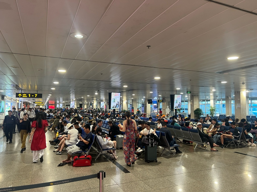 Sân bay Tân Sơn Nhất đông nghịt hành khách vào mùng 2 Tết - 1 Sân bay Tân Sơn Nhất đông nghịt hành khách vào mùng 2 Tết - 1