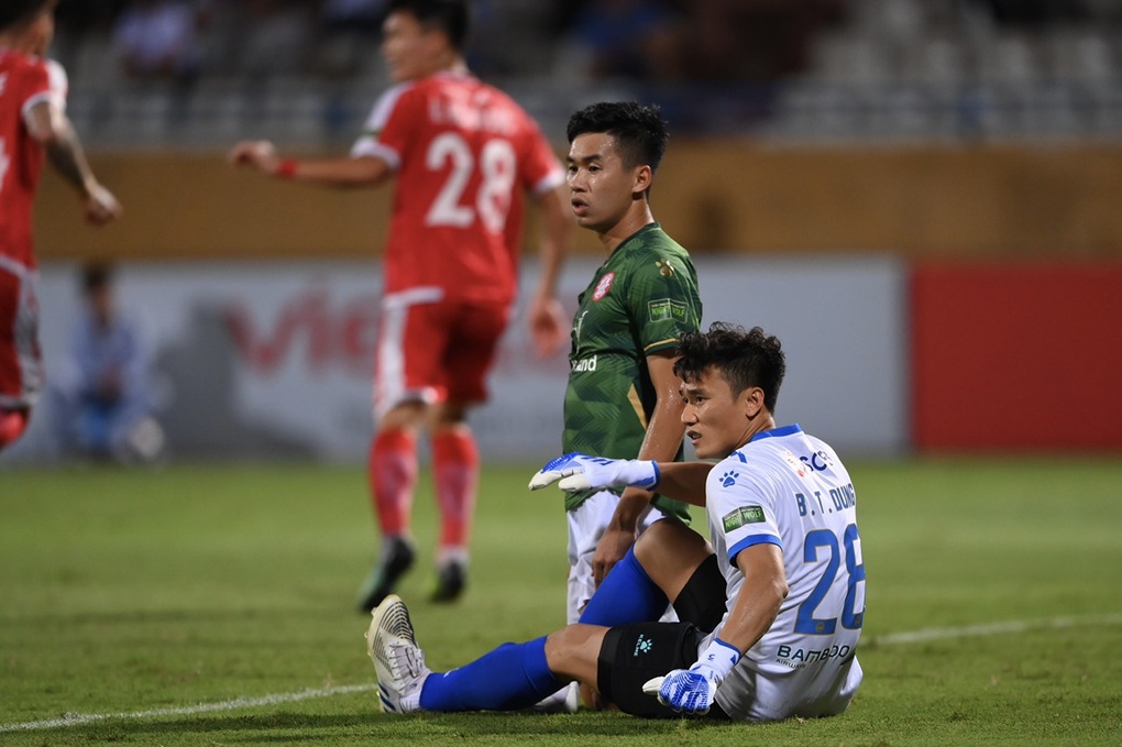 Thủ môn Bùi Tiến Dũng lại mắc sai lầm khiến CLB TPHCM thua Viettel - 5 Thủ môn Bùi Tiến Dũng lại mắc sai lầm khiến CLB TPHCM thua Viettel - 5