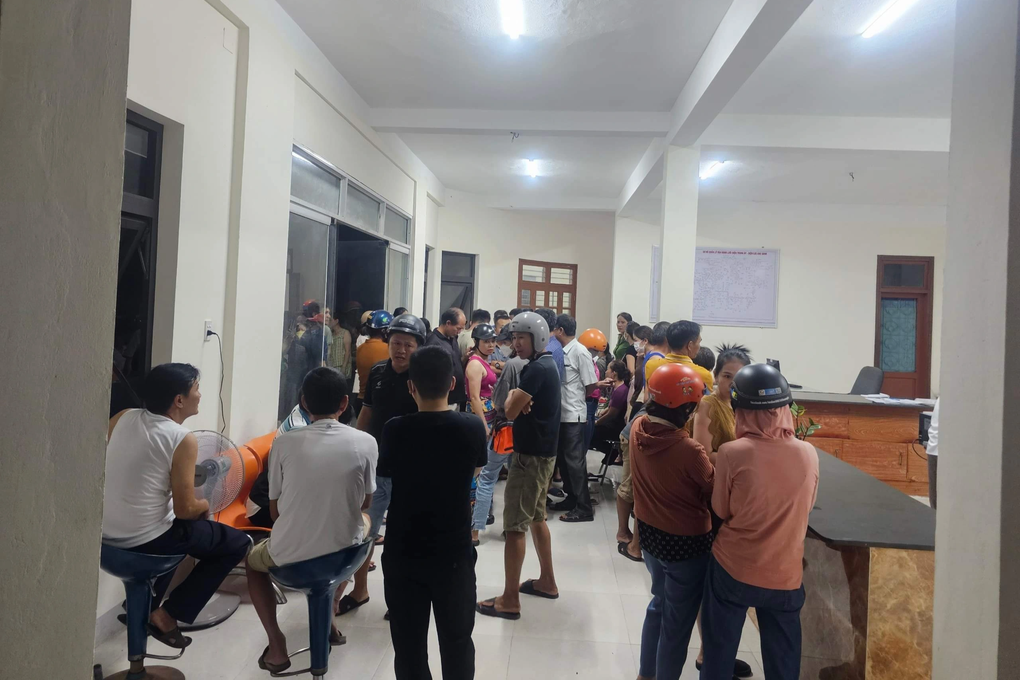 Vụ dân vây trụ sở vì bị lấy thông tin cá nhân: Bưu điện nhận trách nhiệm - 2 Vụ dân vây trụ sở vì bị lấy thông tin cá nhân: Bưu điện nhận trách nhiệm - 2