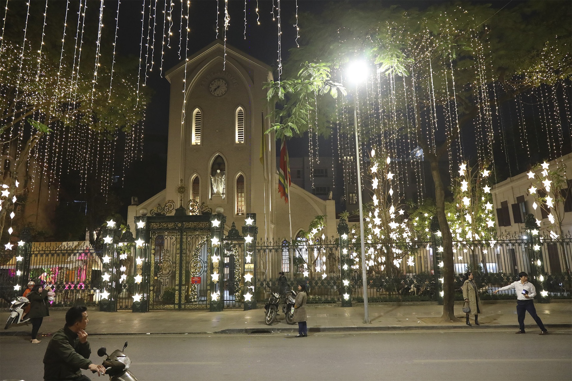 Các nhà thờ ở Hà Nội trang trí lung linh hàng nghìn ánh đèn đón Noel 2022 - 12 Các nhà thờ ở Hà Nội trang trí lung linh hàng nghìn ánh đèn đón Noel 2022 - 12