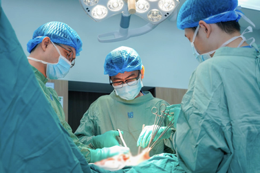 Cô gái 23 tuổi ung thư vú được tái tạo ngực bằng vạt lưng