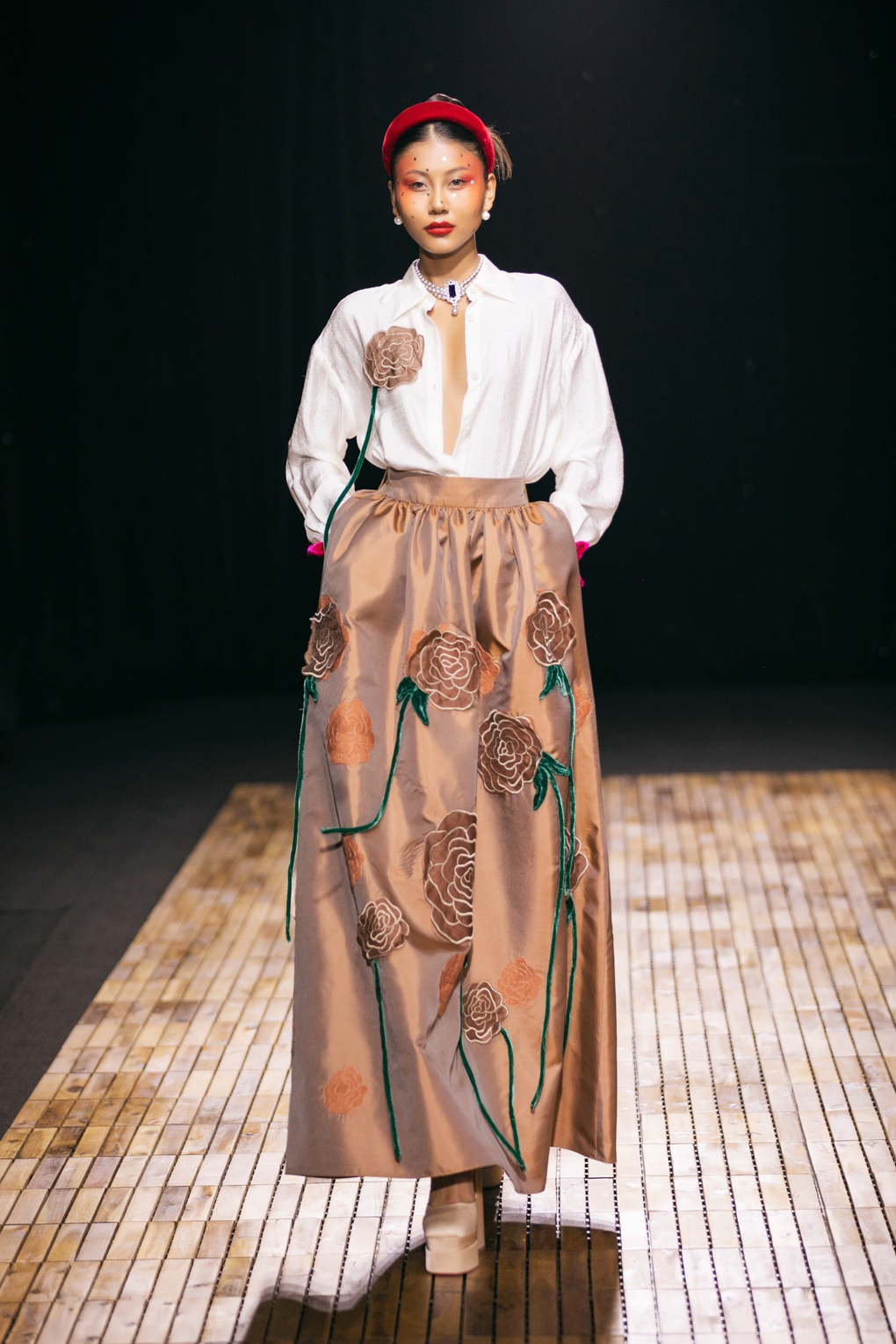 Búp bê sống Bé Quyên diện váy độc lạ, xuất hiện ấn tượng trên sàn catwalk - 9 Búp bê sống Bé Quyên diện váy độc lạ, xuất hiện ấn tượng trên sàn catwalk - 9