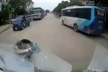 Lĩnh hậu quả vì đi xe máy phóng nhanh, vượt ẩu