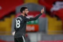 HLV Solskjaer giải thích quyết định khiến Bruno Fernandes giận dữ