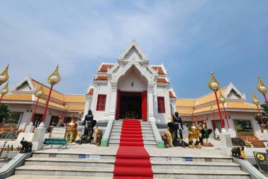 Lạ lùng ngôi đền có hàng nghìn tượng gà xếp dọc lối đi ở Thái Lan