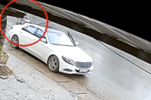 Tranh cãi tình huống xe máy đâm gãy cửa Mercedes-Benz S400