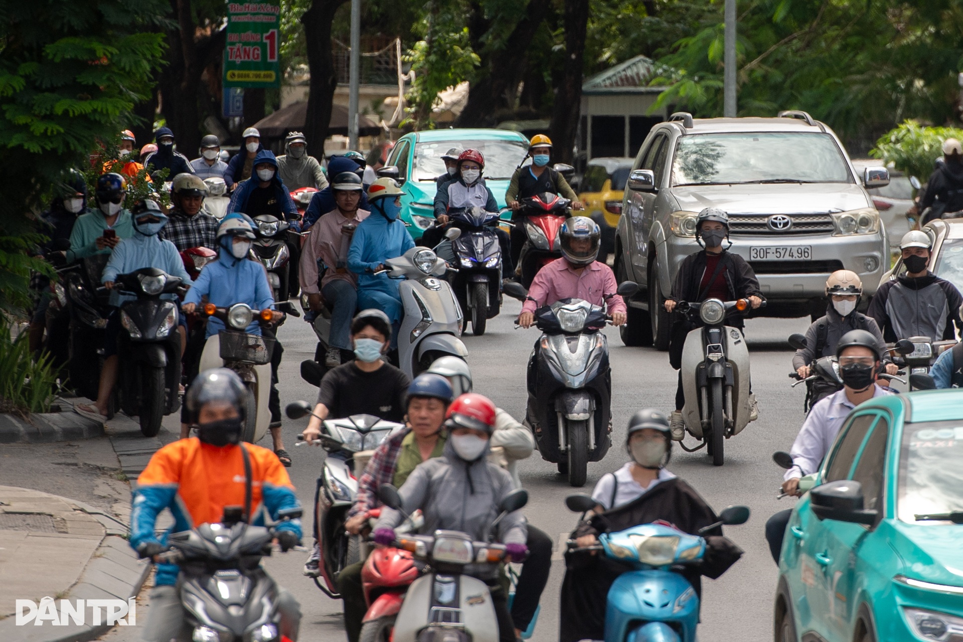 Nhiều phương tiện núp bóng râm, vượt đèn đỏ để tránh nắng nóng gay gắt - 9 Nhiều phương tiện núp bóng râm, vượt đèn đỏ để tránh nắng nóng gay gắt - 9