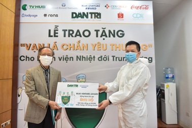 Gần 1 tỷ đồng từ các doanh nhân cộng đồng trao đến “chiến sĩ áo trắng”