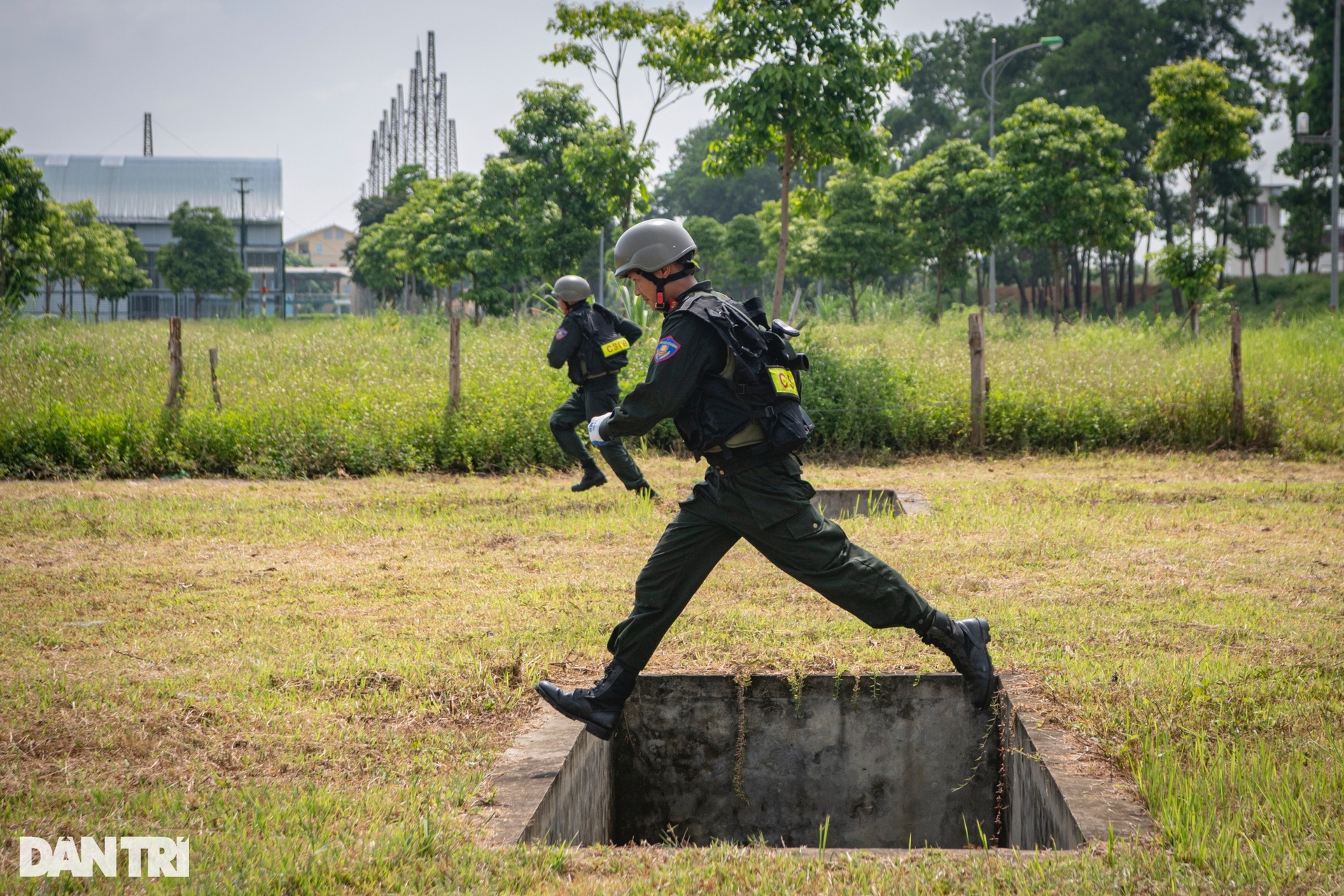 Cảnh sát đặc nhiệm tập đánh bắt khủng bố trong đợt huấn luyện đặc biệt - 9