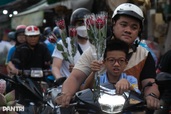 Hoa tặng xong, ai nấu cơm rửa bát?