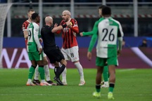 AC Milan bị loại khỏi Champions League theo cách đầy cay đắng