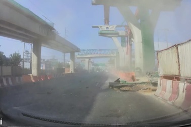 Khối bê tông khổng lồ từ trên cao rơi xuống, suýt đè bẹp ô tô phía dưới