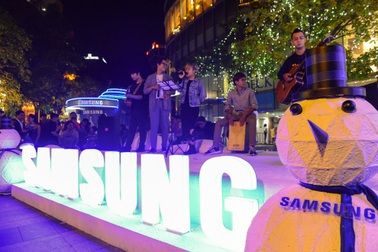 Người dân Sài Gòn, Hà Nội tưng bừng chào đón năm mới 2017