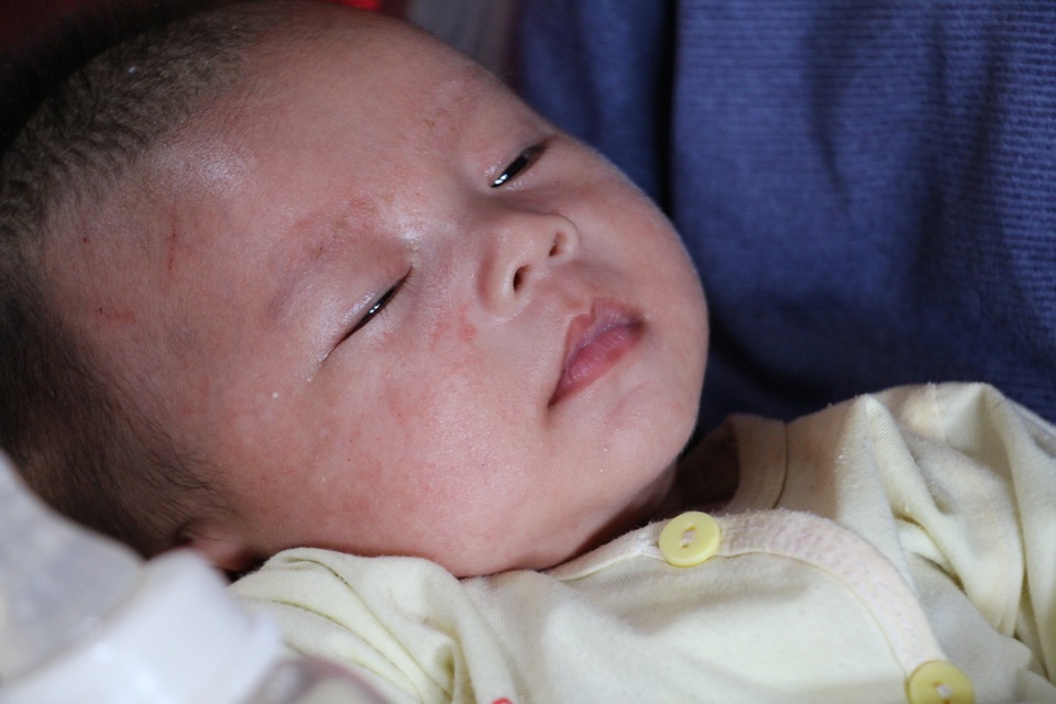 Thương bé trai ra đời từ người mẹ điên khóc ngằn ngặt thèm những giọt sữa - 1 Thương bé trai ra đời từ người mẹ điên khóc ngằn ngặt thèm những giọt sữa - 1