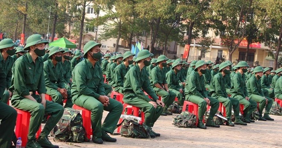 Đang học thạc sĩ, đã có vợ con có thuộc diện đi nghĩa vụ quân sự không? - 1