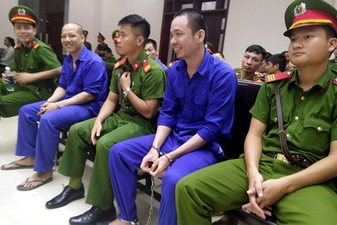 Tử tù trốn trại Nguyễn Văn Tình cười tươi khi hầu tòa