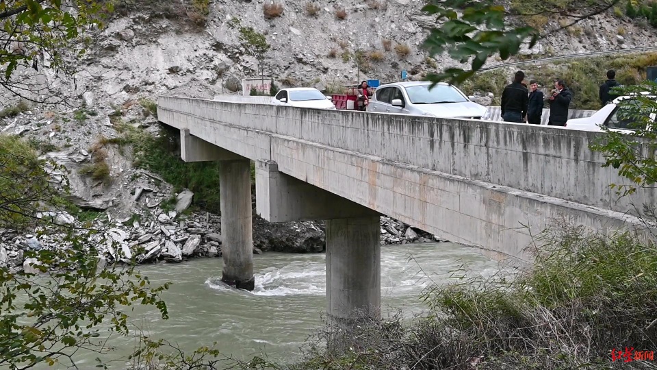 Tự lái xe đi chơi, nhóm bạn trẻ lao cả xe xuống sông và mất tích - 3 Tự lái xe đi chơi, nhóm bạn trẻ lao cả xe xuống sông và mất tích - 3