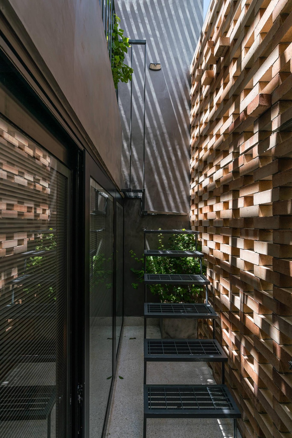 Vợ chồng Vũng Tàu dùng chiêu “độc” giúp nhà hướng Tây mát lịm như điều hòa - 4