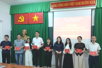 Bế giảng lớp bồi dưỡng lý luận chính trị dành cho Đảng viên mới 2025