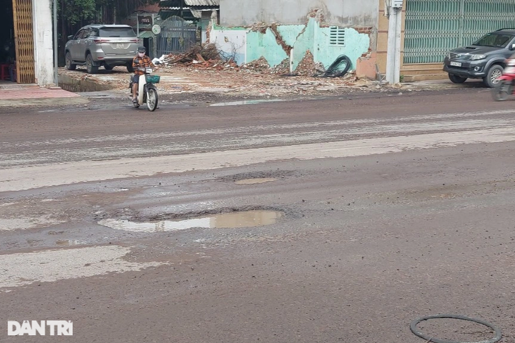Quốc lộ 1A nát như ruộng cày, ngay đoạn qua Quy Nhơn - 3 Quốc lộ 1A nát như ruộng cày, ngay đoạn qua Quy Nhơn - 3
