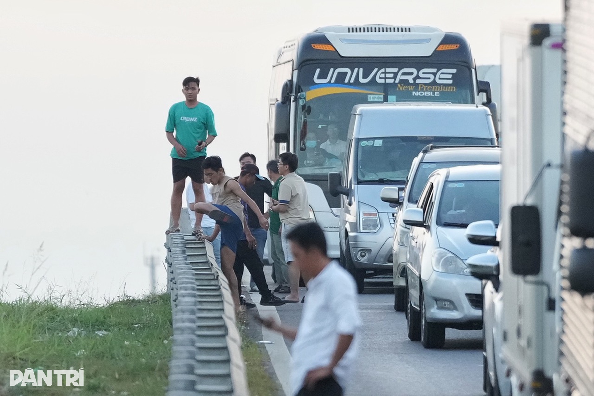 Kẹt xe 10km trên cao tốc Mỹ Thuận - Trung Lương do tai nạn ô tô liên hoàn - 1 Kẹt xe 10km trên cao tốc Mỹ Thuận - Trung Lương do tai nạn ô tô liên hoàn - 1