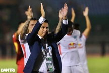 HLV Thái Lan Kiatisuk chúc mừng ngôi vô địch của đội tuyển Việt Nam