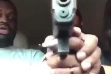 Bị bắn trúng đầu trong khi livestream facebook vì bạn chơi súng đã lên đạn